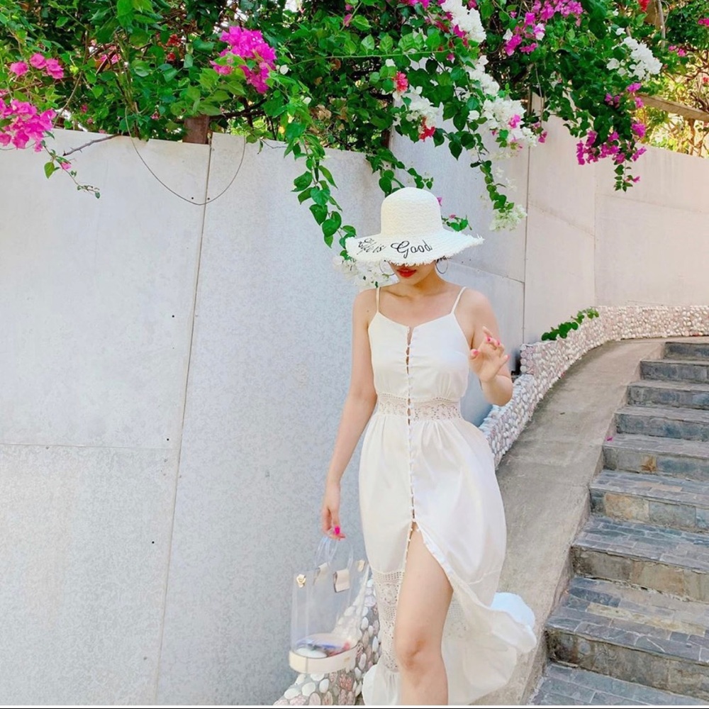 White maxi dress size Small. ( less than 120 lbs)